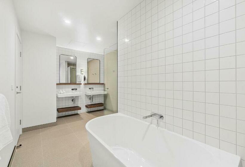 디럭스 스위트 킹 침대, Mercure Pakenham