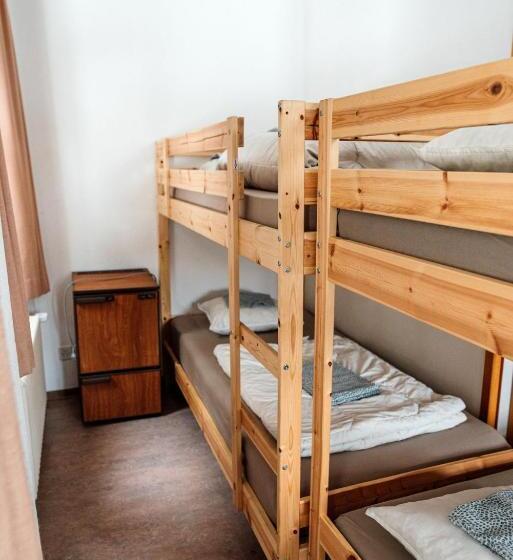 共用房间的床, Gruppenhaus Lindenhof Churwalden