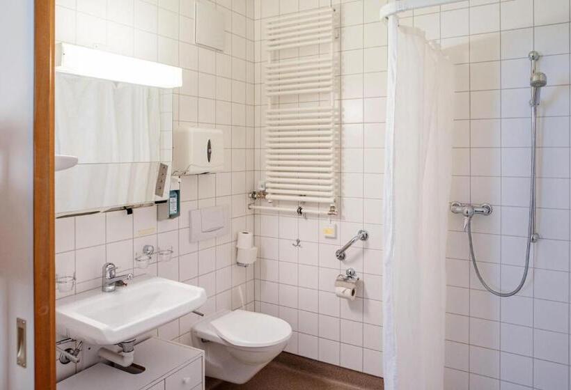 共用房间的床, Gruppenhaus Lindenhof Churwalden