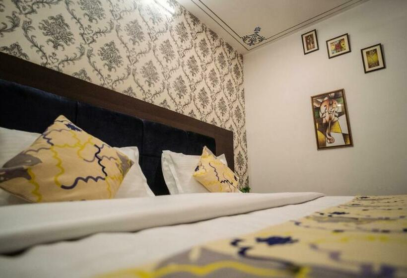 디럭스 룸, Tripli Hotels Arunoday Palace