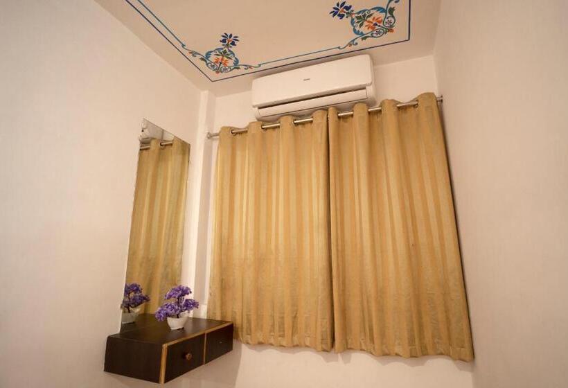 디럭스 룸, Tripli Hotels Arunoday Palace