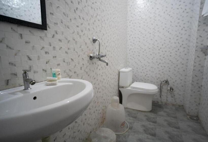 디럭스 스위트 킹 침대, Tripli Hotels Arunoday Palace