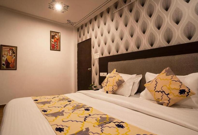 キングサイズベッドのデラックススイート, Tripli Hotels Arunoday Palace