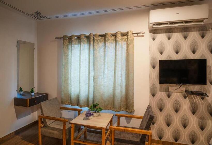 디럭스 스위트 킹 침대, Tripli Hotels Arunoday Palace