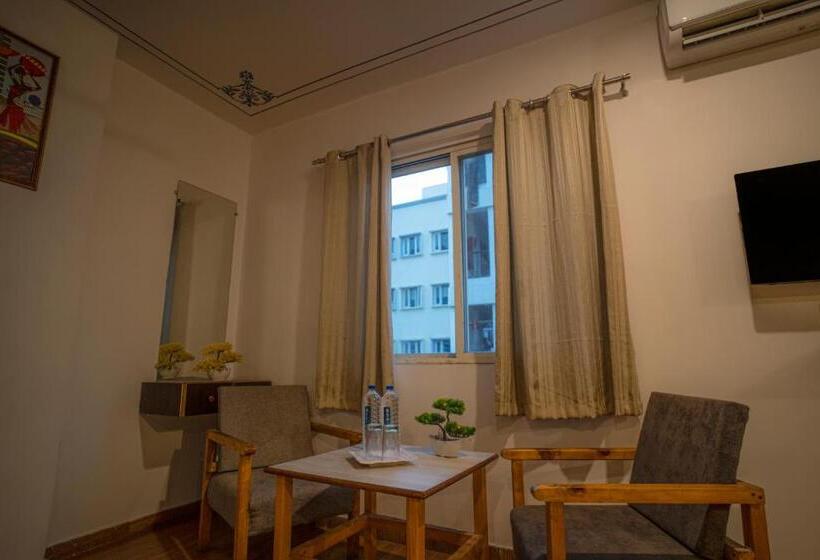 디럭스 스위트 킹 침대, Tripli Hotels Arunoday Palace