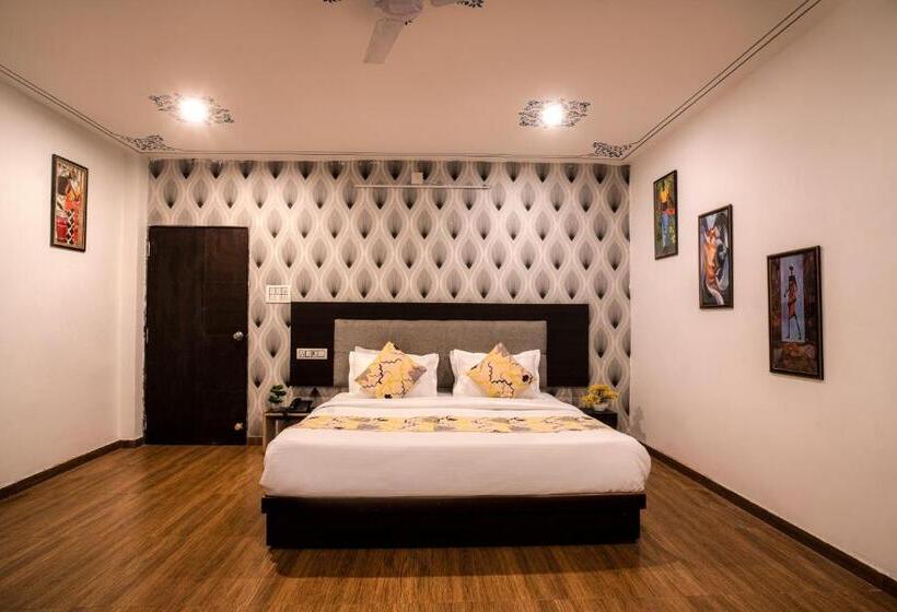 디럭스 스위트 킹 침대, Tripli Hotels Arunoday Palace