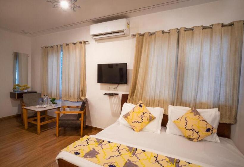 キングサイズベッドのデラックススイート, Tripli Hotels Arunoday Palace