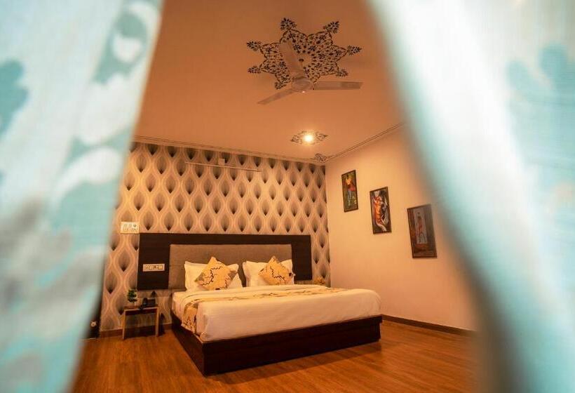 디럭스 스위트 킹 침대, Tripli Hotels Arunoday Palace