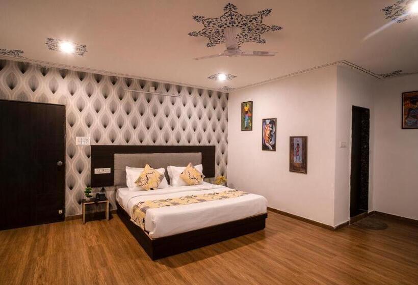 디럭스 스위트 킹 침대, Tripli Hotels Arunoday Palace