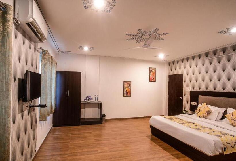 디럭스 스위트 킹 침대, Tripli Hotels Arunoday Palace