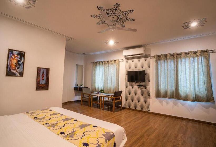 キングサイズベッドのデラックススイート, Tripli Hotels Arunoday Palace