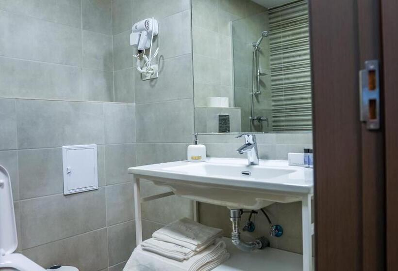 اتاق لوکس, Ana Eforie