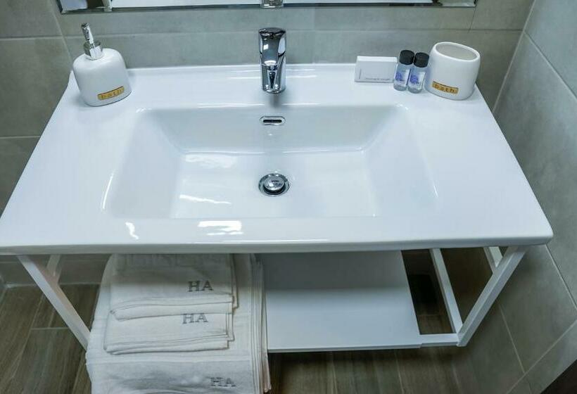 اتاق لوکس با چشمانداز دریا, Ana Eforie