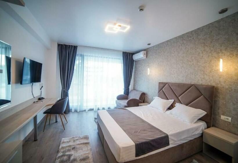 اتاق لوکس, Ana Eforie