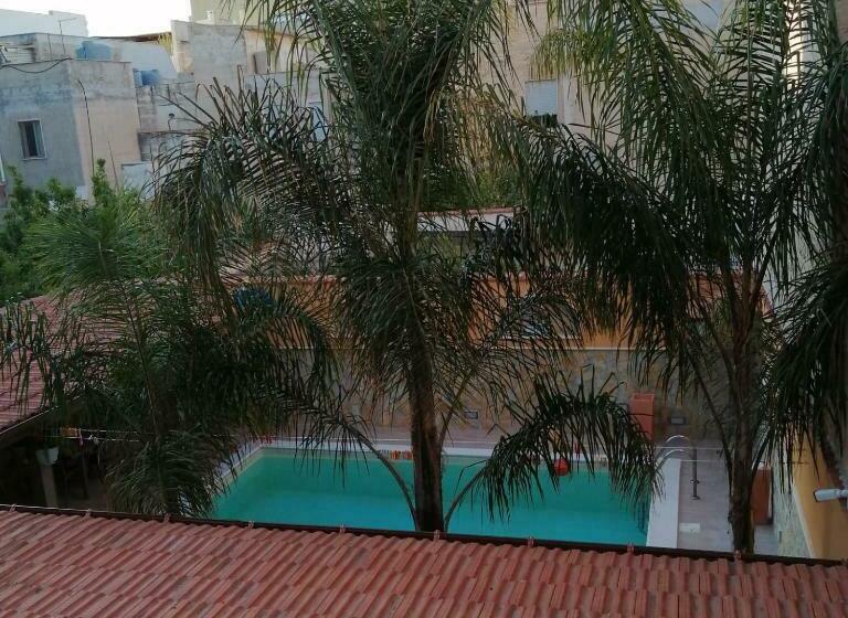 带泳池的标准三人间, Ivana Home