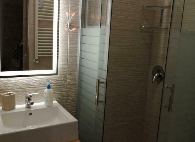 标准三人间, Ivana Home