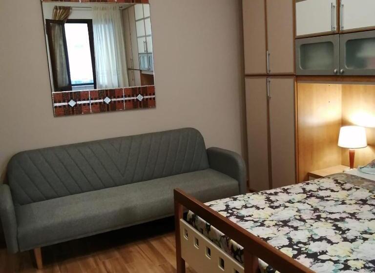 标准三人间, Ivana Home