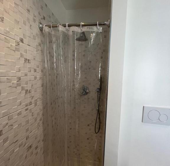 סטודיו דלוקס, Frank’s House 41 Underground