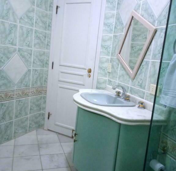 غرفة عائلية, Acomodações Anfitriã