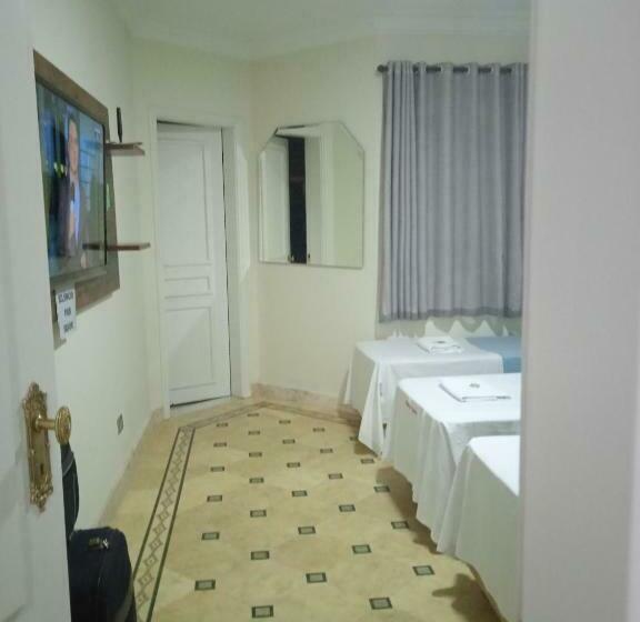 غرفة عائلية, Acomodações Anfitriã