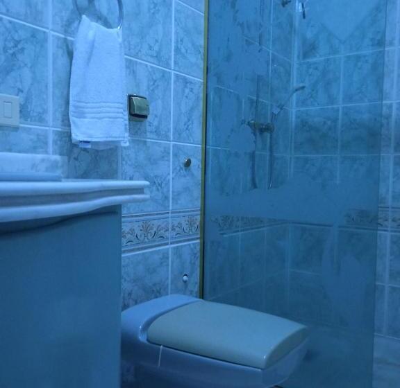 غرفة عائلية, Acomodações Anfitriã