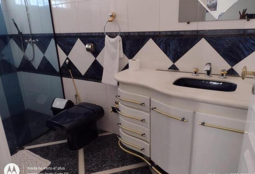 غرفة إدارية ثلاثية, Acomodações Anfitriã