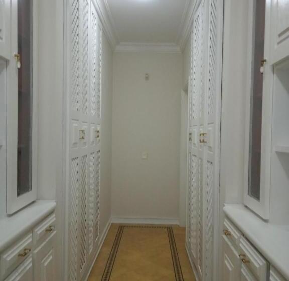 غرفة إدارية ثلاثية, Acomodações Anfitriã