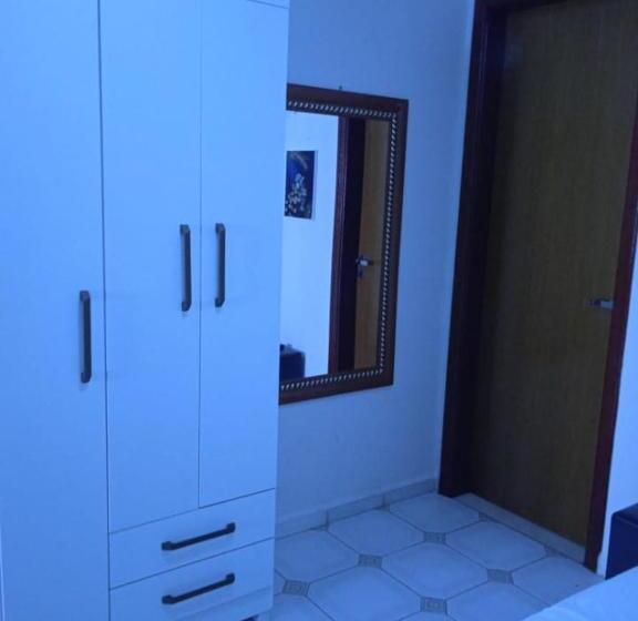 غرفة أساسية فردية, Acomodações Anfitriã