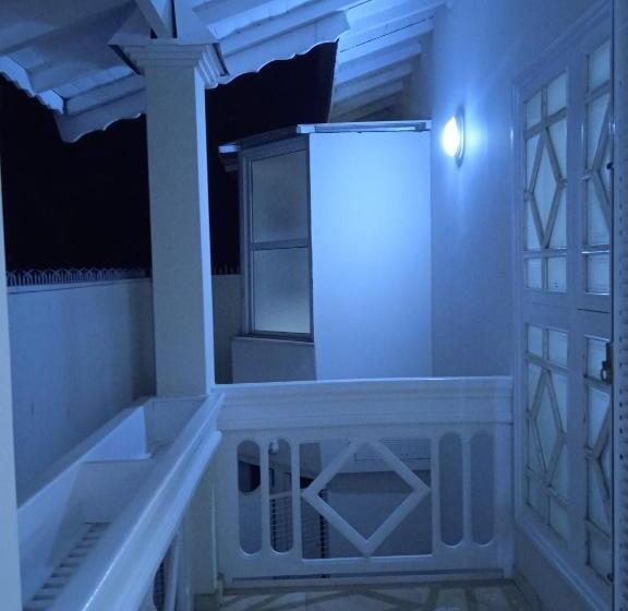 إستديو عائلى, Acomodações Anfitriã