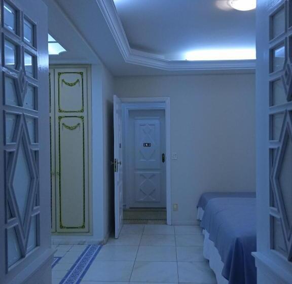 إستديو عائلى, Acomodações Anfitriã