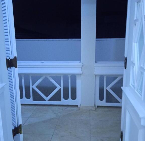 إستديو عائلى, Acomodações Anfitriã