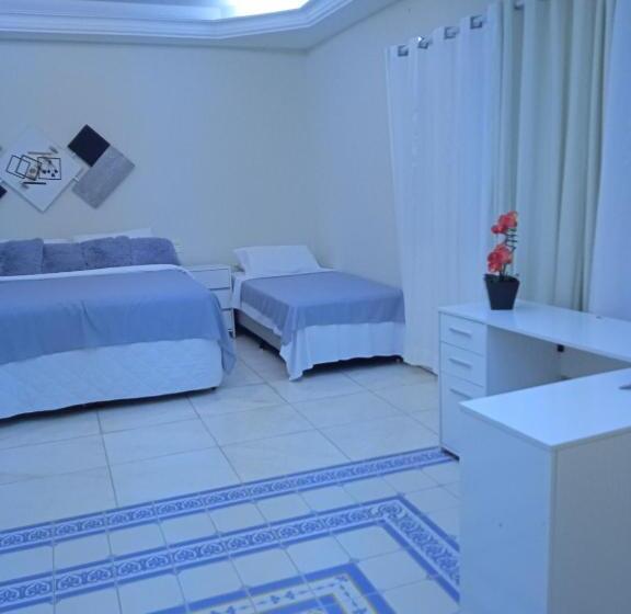 إستديو عائلى, Acomodações Anfitriã