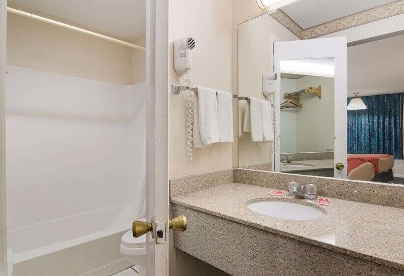 带2个双人床的标准工作室, Econo Lodge Calhoun North Damascus