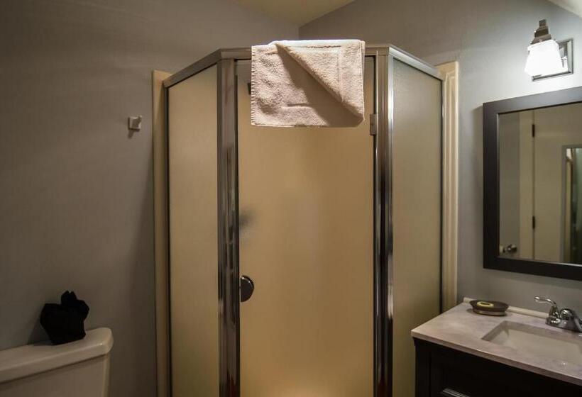 اتاق اکونومی, The Campbell House Inn