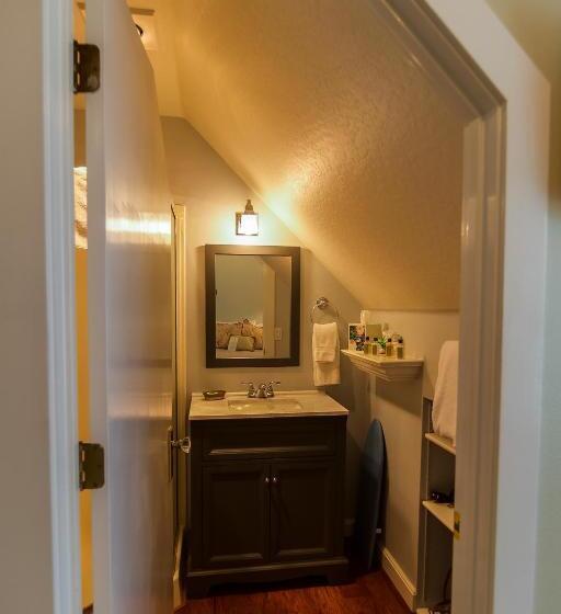 اتاق عادی, The Campbell House Inn