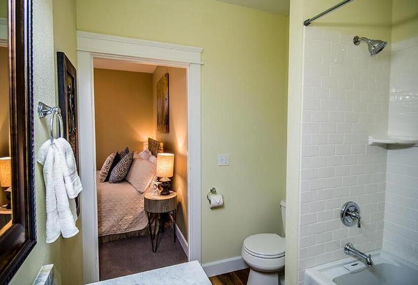 اتاق استاندارد با وان آب گرم, The Campbell House Inn