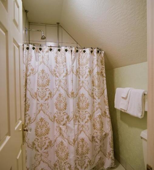 اتاق استاندارد با چشمانداز باغ, The Campbell House Inn