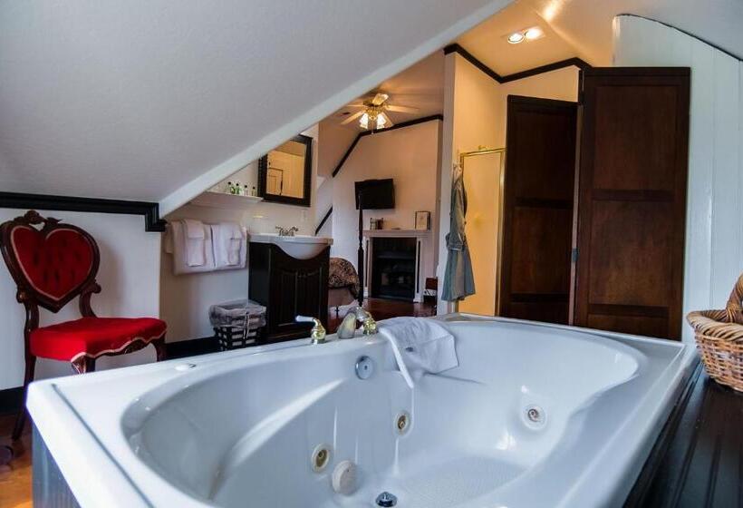 اتاق لوکس با تخت بزرگ, The Campbell House Inn