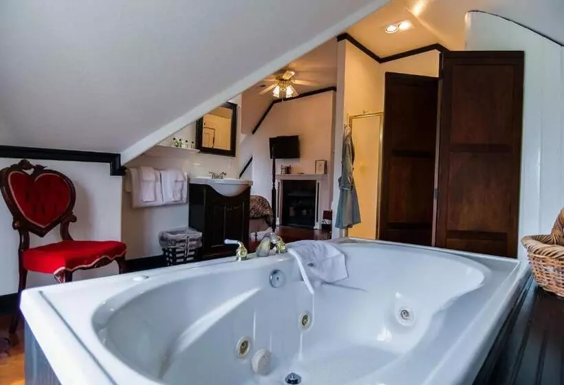 キングサイズベッドのデラックスルーム, The Campbell House Inn