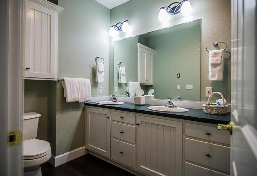 اتاق استاندارد با تخت بزرگ, The Campbell House Inn