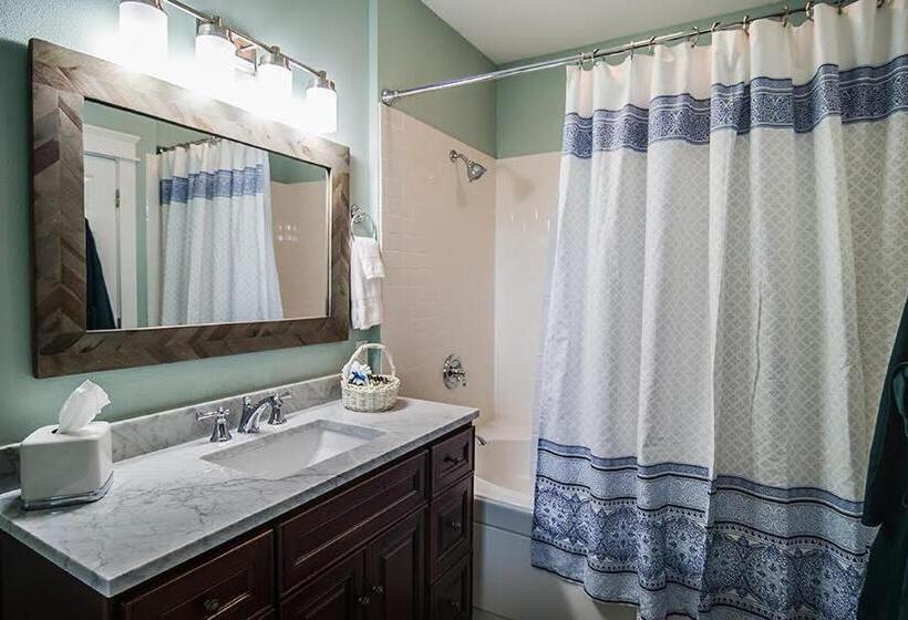 اتاق لوکس با تخت بزرگ, The Campbell House Inn