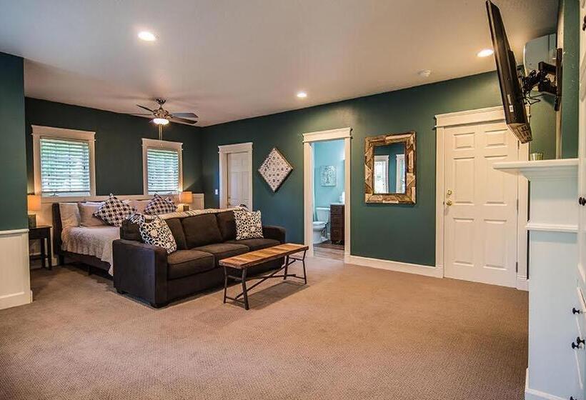 اتاق لوکس با تخت بزرگ, The Campbell House Inn