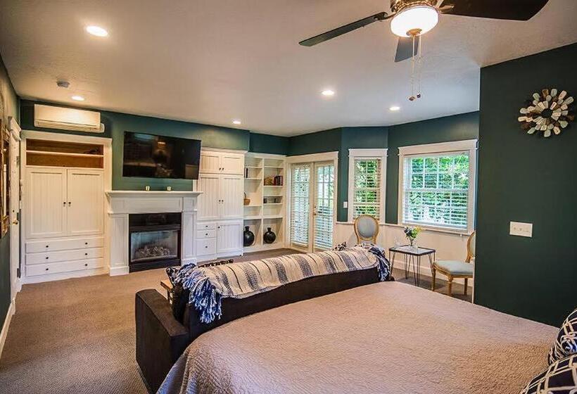 اتاق لوکس با تخت بزرگ, The Campbell House Inn