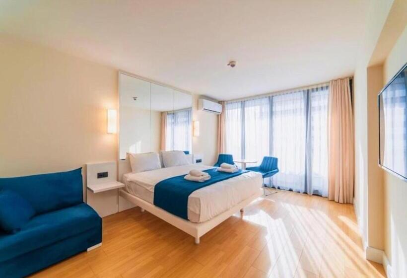 اتاق استاندارد سه تخته با بالکن, Orbi City Sea View