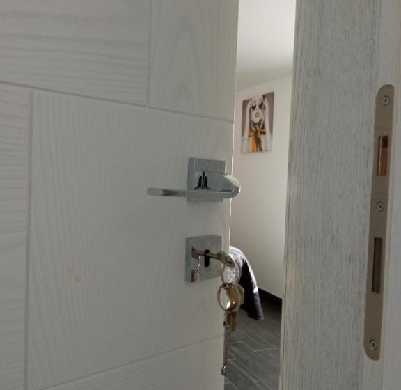 חדר דלוקס, Home Sweet Home