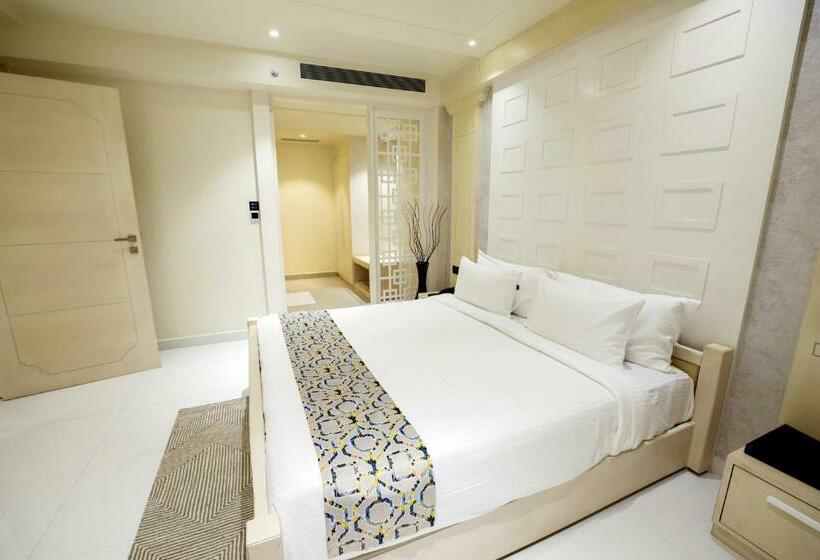 スーペリアースイート, Aj Grand