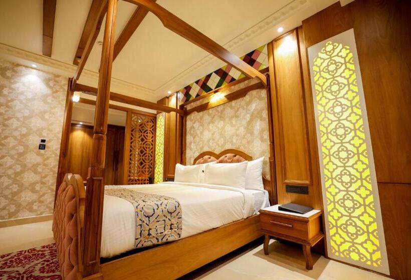 スーペリアースイート, Aj Grand