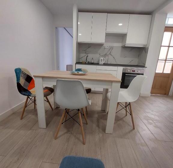 스탠다드 스튜디오, Sdh Apartments