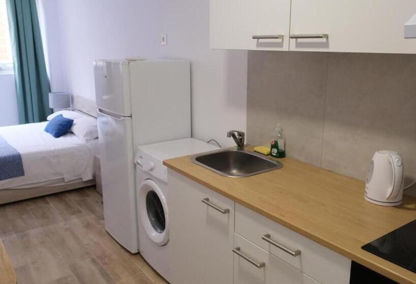 스탠다드 스튜디오, Sdh Apartments