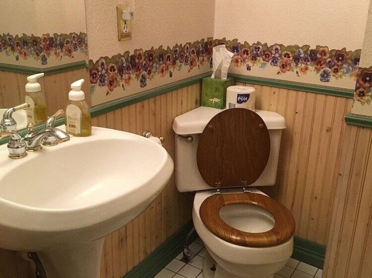 חדר משפחתי חדר אמבטיה משותף, Frisco Lodge